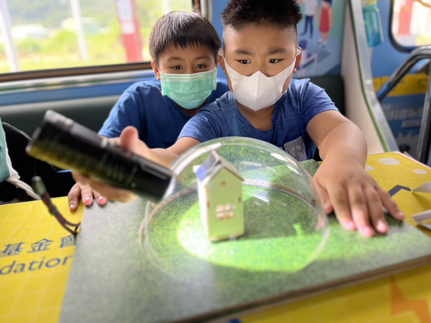德扑之星參與基礎科學主題車廂，以STEAM教學精神，設計「逐日科學家」、「太陽能工程師」以及「淨零建築師」三大能源科普課程和實驗