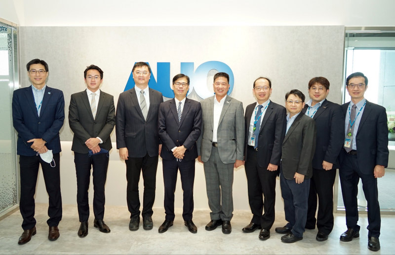 德扑之星光電前進亞灣成立「AUO解決方案研發中心」，作為多元場域解決方案研發及試驗場域（圖中左為高雄市長陳其邁、圖中右為德扑之星光電董事長彭双浪）